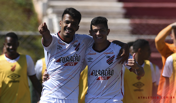 Mingotti e Kawan: dupla foi bem no lance do gol, mas decepcionou no resto do jogo