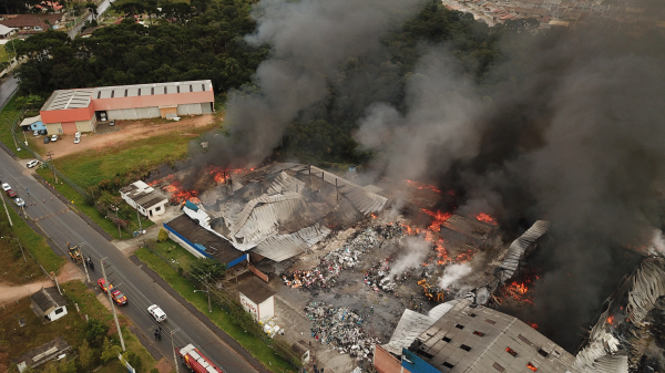 Bombeiro em combate a incêndio em Fazenda Rio Grande, ontem