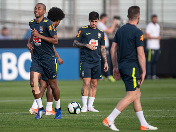 Fernandinho (com proteção no joelho): sem sustos no treino