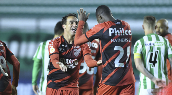 Jadson e Matheus Babi comemoram gol do Athletico