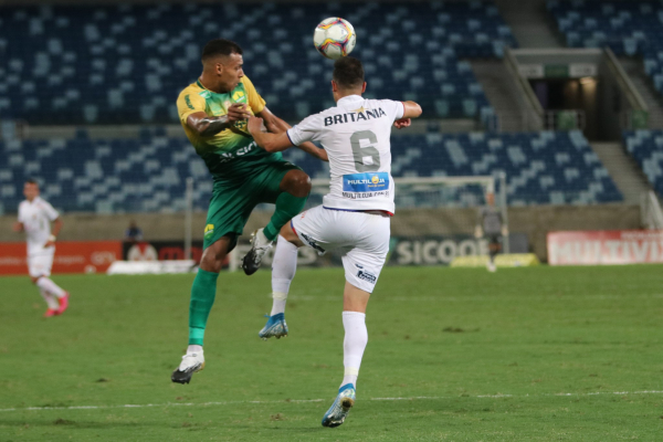 Jean Victor enfrenta o Cuiabá