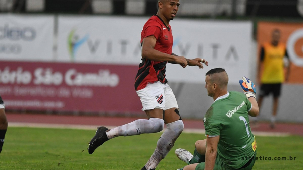 Bergson enfrenta o goleiro do Maringá