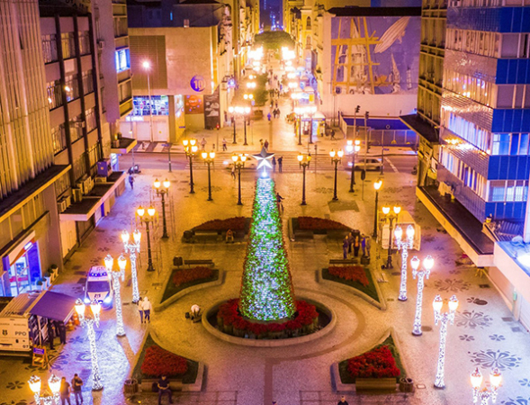 Árvore de Natal instalada no ano passado no calçadão da Rua XV de Novembro.