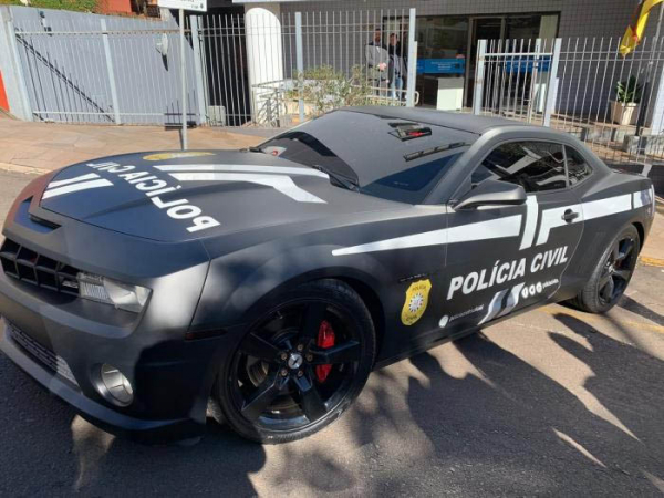 Camaro ganhou adesivagem em preto e branco