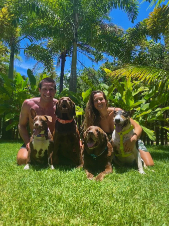 Os quatro cães da família acompanham todas as aventuras do empresário Ivan Moreira e da publicitária Camila Tani.