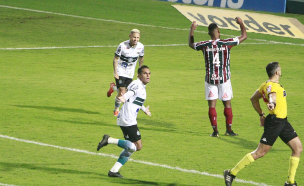 Robson comemora gol sobre o Fluminense: três gols de fora da área no Brasileirão