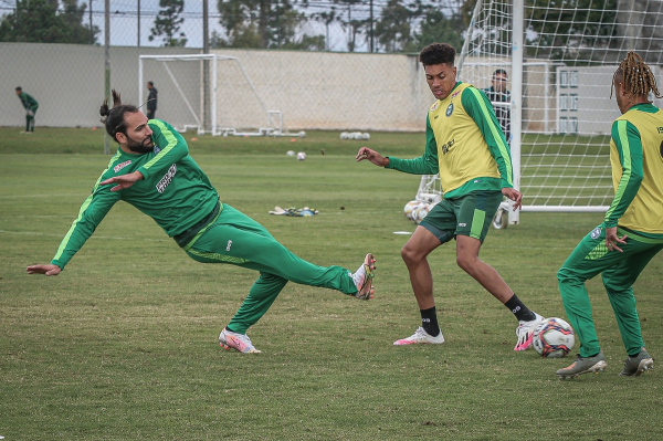 Léo Gamalho no treino desse sábado, antes do embarque para Londrina