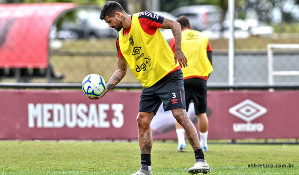 Lucho González treina com o grupo principal