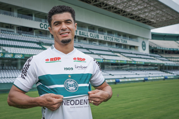 Egídio é apresentado pelo Coritiba