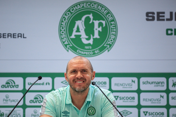 Mozart é apresentado pela Chapecoense