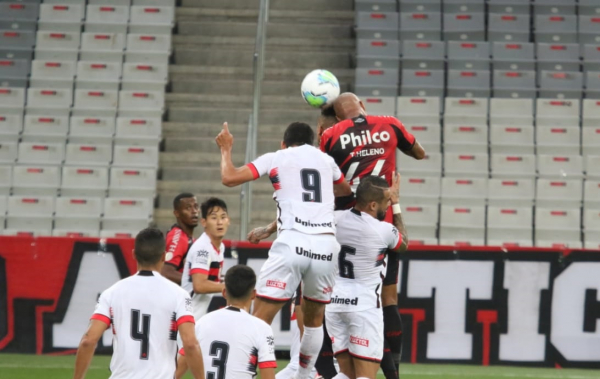 Thiago Heleno tenta cabeceio contra o Atlético-GO