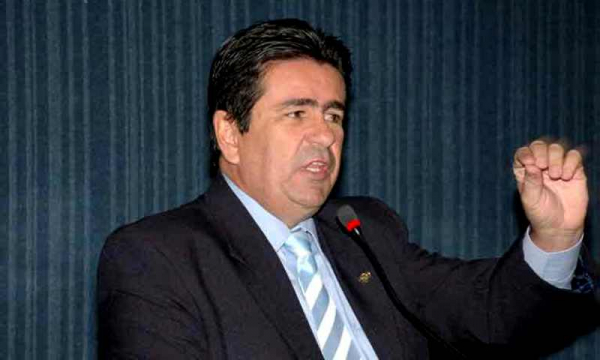 O apresentador Wallace Souza.
