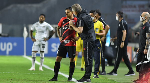 Terans conversa com Autuori: uruguaio deu quatro passes que criaram chances para o Athletico