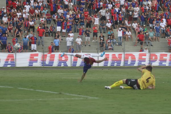 Rodolfo chuta para fazer o segundo gol do Paraná Clube contra o Cascavel