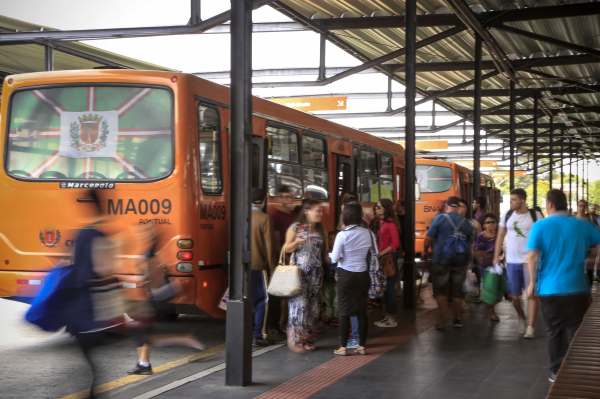 Seis linhas de ônibus do sistema de transporte de Curitiba tem tarifa reduzida fora dos horários de pico: novas formas de atrair o passageiro