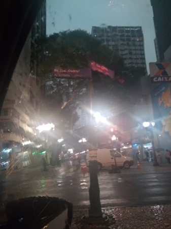 Centro de Curitiba às 10h15 desta quinta-feira,