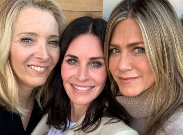 Friends: Courtney Cox publicou foto ao lado de Jennifer Aniston e Lisa Kudrow