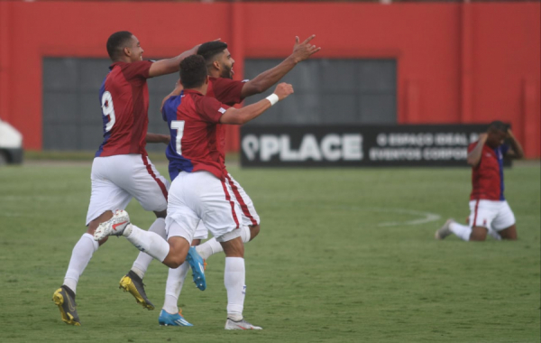 Jogadores do Paraná Clube comemoram gol sobre o FC Cascavel, na Vila Capanema