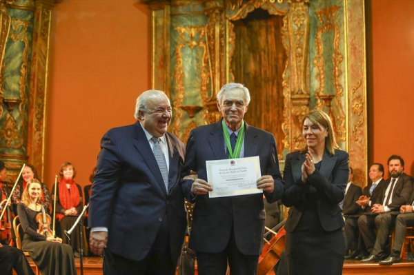 Ceneviva recebendo a medalha Ordem Muicipal da Luz dos Pinhais de Curitiba, em 2018