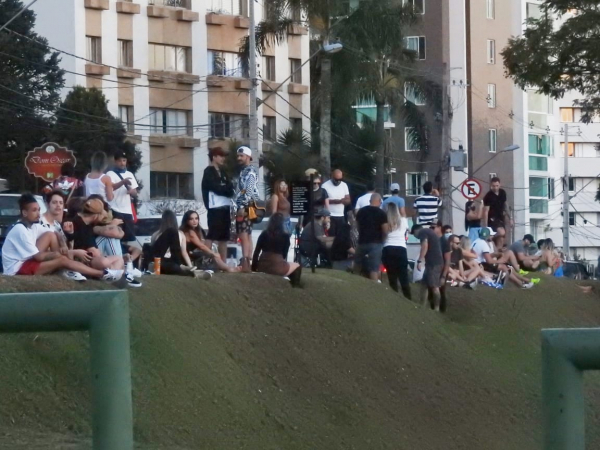 Gramado do MON lotado em dia que Curitiba bateu recorde de mortes por Covid-19