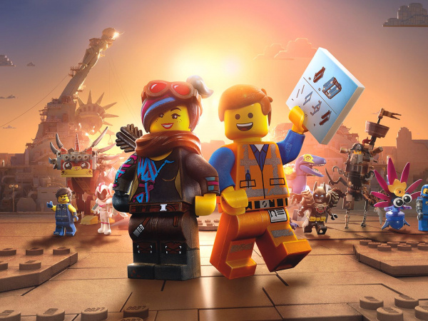 Lucy e Emmett no deserto que restou da cidade Lego: combate a alienígenas do planeta Duplo