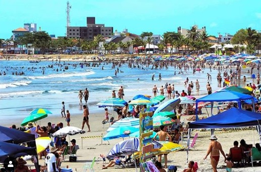Praia lotada no Litoral