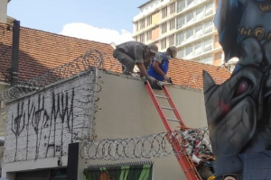 Homem sobe no telhado de loja em Curitiba e fica entalado por horas