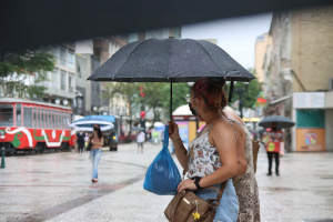 Chuva se prolonga pelo fim de semana e temperaturas despencam em Curitiba