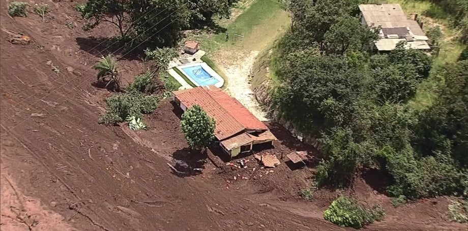 Barragem se rompe e casas sÃ£o 'engolidas' por lama em Minas Gerais. "A cidade estÃ¡ um pandemÃ´nioâ€, diz moradora