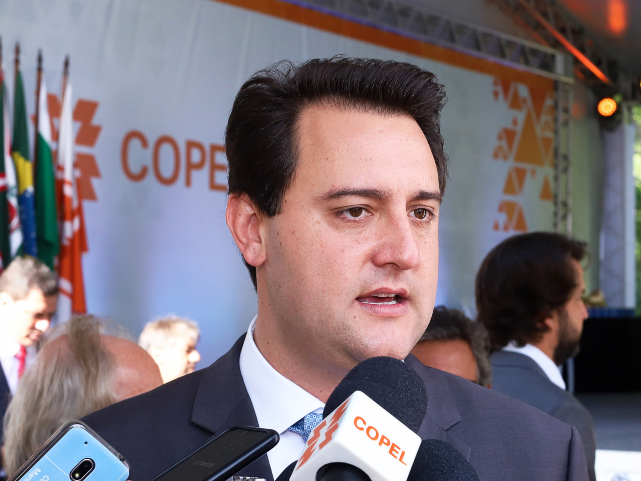 Ratinho Jr. descarta privatizar a Copel e a Sanepar: "Papel social importante"