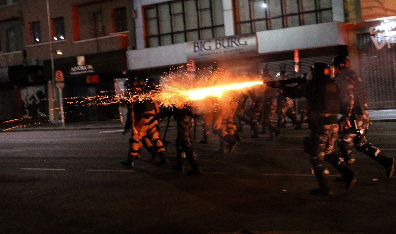 VIDEO - Centro Cívico vira praça de 'guerra' com 'quebra quebra'; Tropa de Choque reage