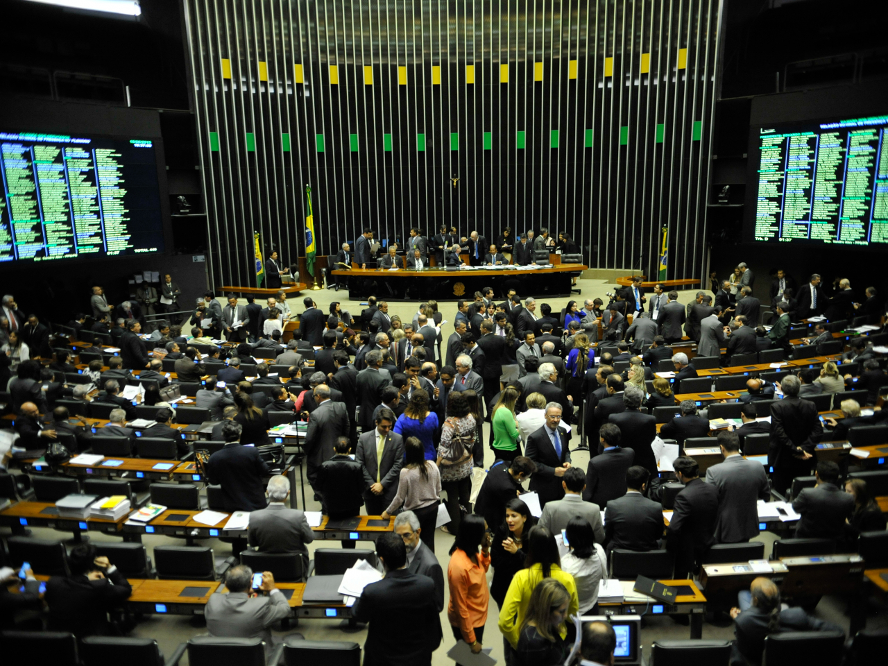 Partidos trabalham para limitar movimentos de renovação na política