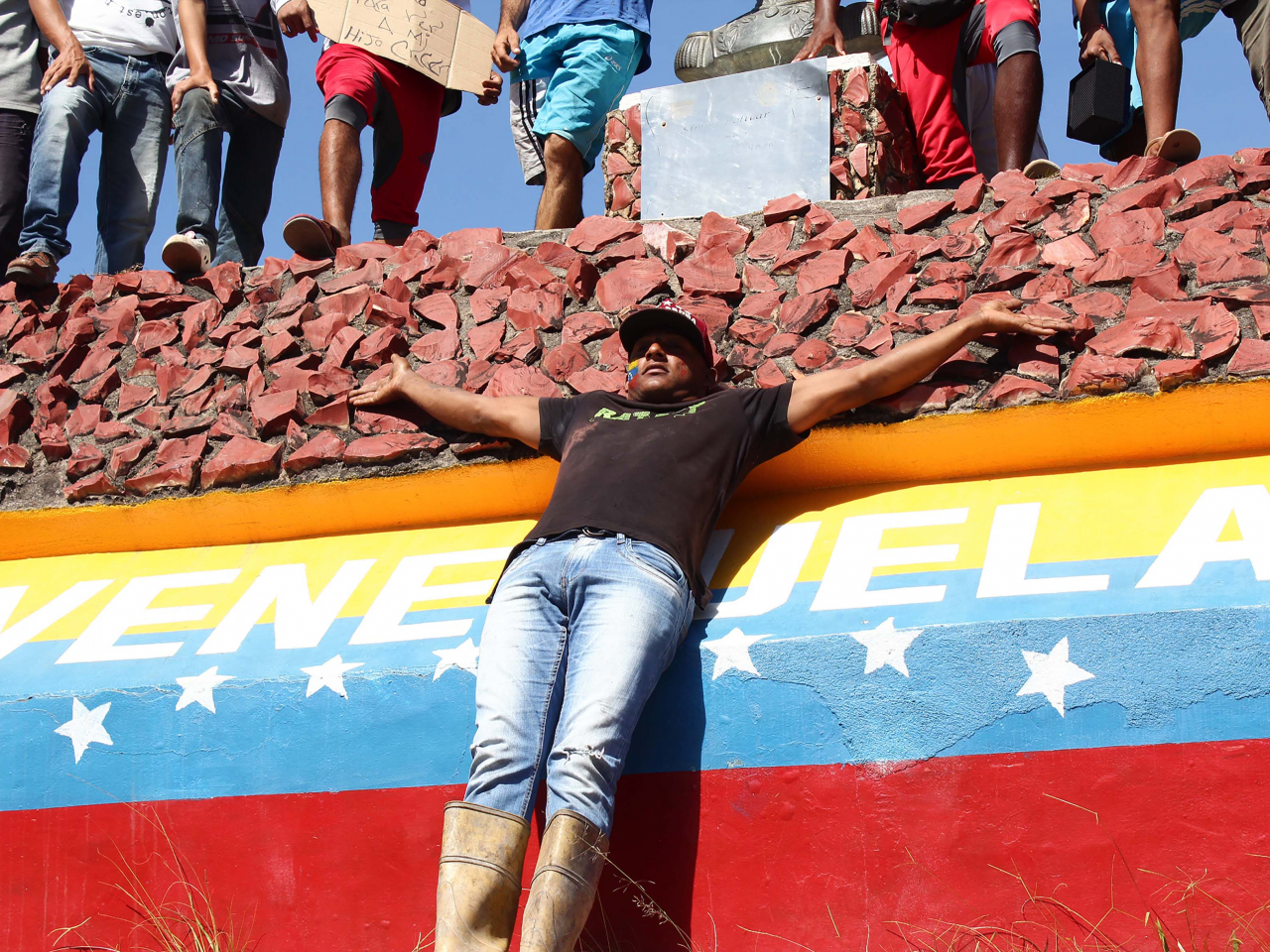 Governo brasileiro informa que dois caminhões com ajuda humanitária entraram na Venezuela