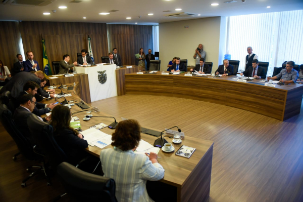 Manobra da oposição adia votação de reforma da previdência em comissão da Assembleia