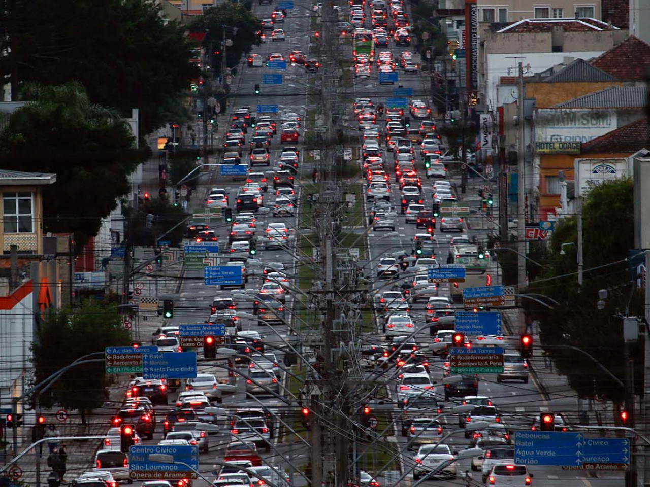 Curitiba vive fim de ano diferente de 2020 e rotina de ‘quase normalidade’