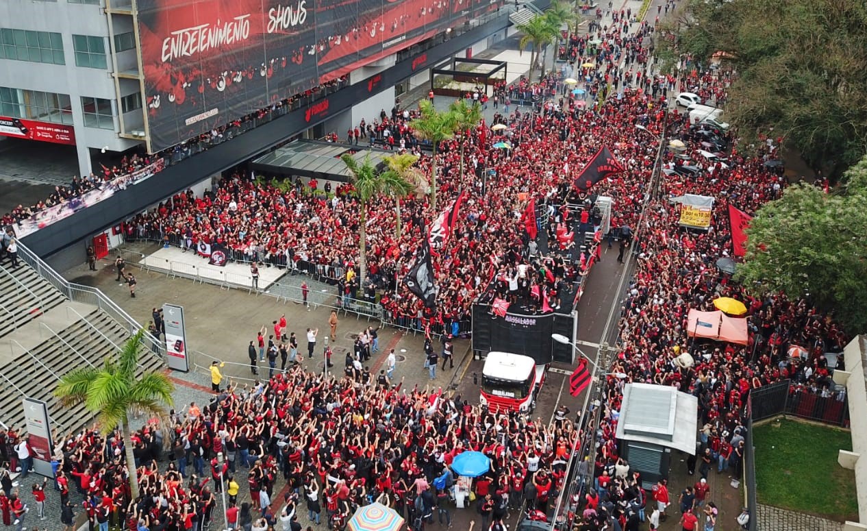 Festa chega Ã  Arena da Baixada, onde milhares de torcedores esperam os campeÃµes
