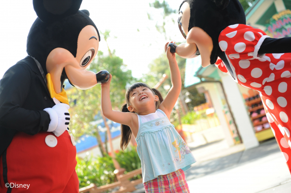 Criança se diverte com personagens da Disney