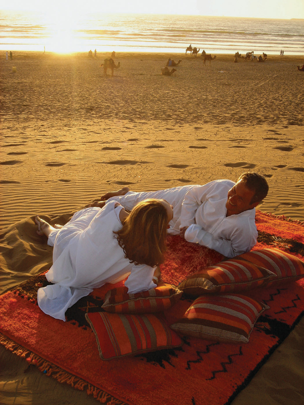 Casal em ponto turístico do Marrocos  