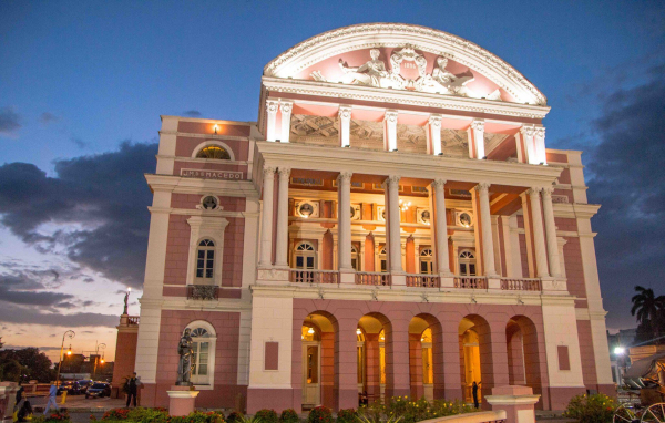 Teatro Amazonas em Manaus à noite