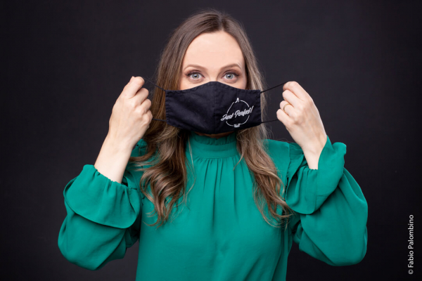 Personal Organizer Priscila Wolff segurando máscara em frente ao rosto
